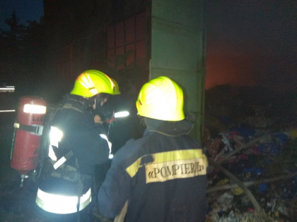 Un incendiu a izbucnit intr-un depozit metalic de pe teritoriul zonei industriale „Raut” din orasul Balti - FOTO
