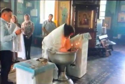 Botezul unui copil de un an dintr-o localitate din Rusia s-a incheiat la politie: videoclipul este socant - VIDEO