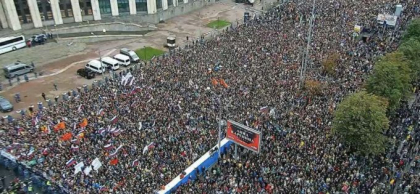 Rusia acuza mai multe guverne straine ca sustin protestele opozitiei. A amenintat si Google Rusia acuza mai multe guverne straine ca sustin protestele opozitiei. A amenintat si Google