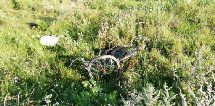 Un barbat din Causeni, care se deplasa pe bicicleta, a fost lovit in plin de un BMW, dupa ce soferul a pierdut controlul asupra volanului - FOTO Un barbat din Causeni, care se deplasa pe bicicleta, a fost lovit in plin de un BMW, dupa ce soferul a pierdut controlul asupra volanului - FOTO