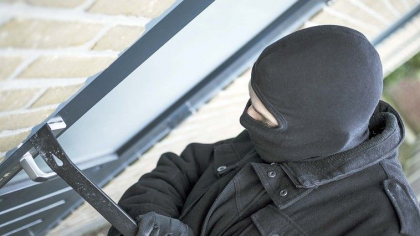 S-au deghizat in politisti, au intrat in casa unor oameni din Soldanesti si sub pretextul efectuarii perchezitiilor au vrut sa afle locul unde acestia isi tin banii. Au cerut gazdelor 5 mii de euro, iar pentru ca acestia nu au avut de unde sa le dea, i-au legat si i-au batut, furind toti banii pe care-i aveau S-au deghizat in politisti, au intrat in casa unor oameni din Soldanesti si sub pretextul efectuarii perchezitiilor au vrut sa afle locul unde acestia isi tin banii. Au cerut gazdelor 5 mii de euro, iar pentru ca acestia nu au avut de unde sa le dea, i-au legat si i-au batut, furind toti banii pe care-i aveau