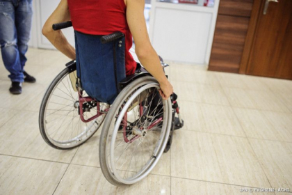 Alegatorii cu dizabilitati se confrunta cu probleme de acces in sectiile de votare, studiu