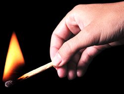 O angajata a Ministerului Finantelor risca ani grei de puscarie, dupa ce si-a incendiat concubinul. Femeia a mizat sa-i mosteneasca avearea 