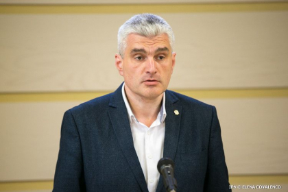 Alexandru Slusari ii raspunde lui Iurie Leanca, dupa ce acesta l-a numit agronom: „Am suficiente fapte pentru ca sa nu-i incredintez dlui Leanca nici macar cresterea legumelor. Chiar daca va face acest lucru intr-un penitenciar, sub controlul cuiva. Va veni Sor cu un "sfat" si roada este pierduta sau ciordita” Alexandru Slusari ii raspunde lui Iurie Leanca, dupa ce acesta l-a numit agronom: „Am suficiente fapte pentru ca sa nu-i incredintez dlui Leanca nici macar cresterea legumelor. Chiar daca va face acest lucru intr-un penitenciar, sub controlul cuiva. Va veni Sor cu un "sfat" si roada este pierduta sau ciordita”