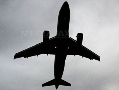 Un avion cu 234 de persoane la bord a aterizat fortat pe un camp, langa un aeroport din Moscova. Momentul in care avionul atinge solul - FOTO/VIDEO