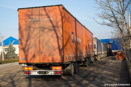 Zeci de masini incarcate cu productie asteapta autorizatiile de export pentru Rusia Zeci de masini incarcate cu productie asteapta autorizatiile de export pentru Rusia