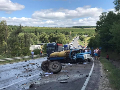 Accident teribil la Fundul Galbenei. O autocisterna s-a ciocnit violent cu un automobil. Politia se afla la fata locului: „Sunt victime” - FOTO Accident teribil la Fundul Galbenei. O autocisterna s-a ciocnit violent cu un automobil. Politia se afla la fata locului: „Sunt victime” - FOTO