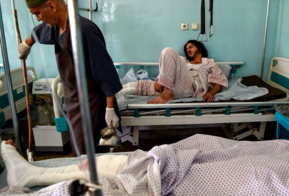 Statul Islamic revendica atacul sinucigas din Kabul, soldat cu 63 de morti. Primele imagini