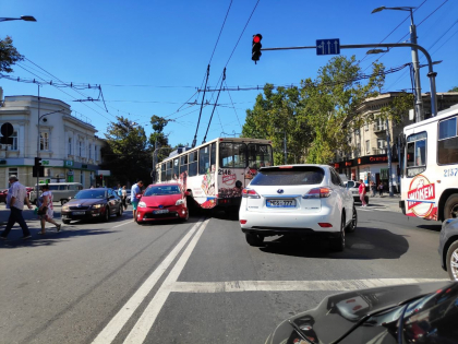 Un troleibuz cu pasageri, implicat intr-un accident in centrul capitalei - GALERIE FOTO