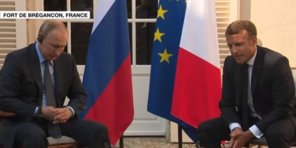 Intalnire Macron – Putin. Cum s-au intepat cei doi in timpul discutiilor aparent cordiale - VIDEO