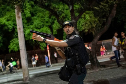 Alerta in Rio de Janeiro. Un barbat mascat si inarmat a luat ostatici intr-un autobuz Alerta in Rio de Janeiro. Un barbat mascat si inarmat a luat ostatici intr-un autobuz