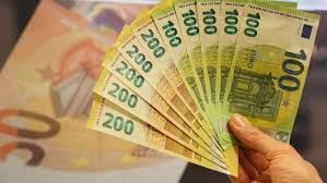 Cat costa astazi un euro si un dolar. Curs valutar 20 august - FOTO Cat costa astazi un euro si un dolar. Curs valutar 20 august - FOTO