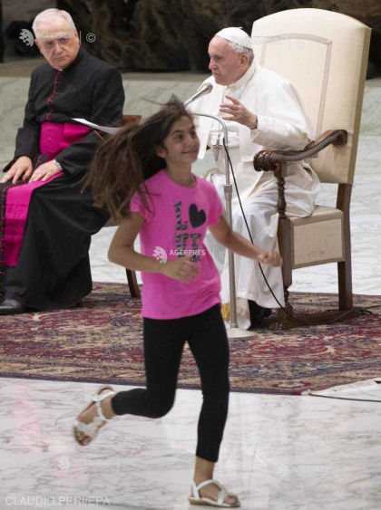 Papa Francisc a permis unei fetite bolnave sa alerge in voie la audienta generala, spre incantarea publicului