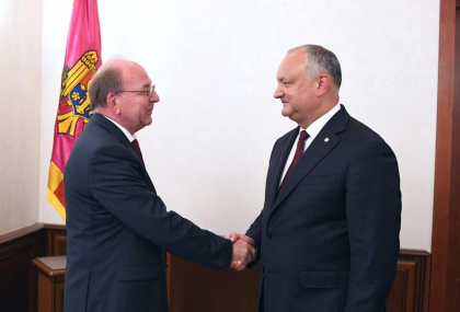 Din nou, la Moscova. Putin l-a invitat pe Dodon sa participe la actiunile festive din 9 mai 2020. Seful statului s-a intalnit astazi cu ambasadorul rus, Oleg Vasnetov, care i-a inmanat invitatia oficiala - FOTO