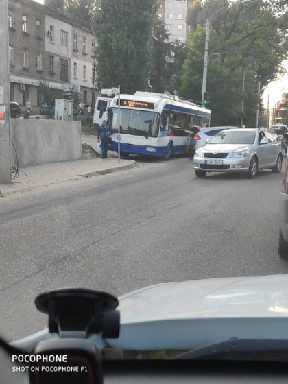 Accident cu implicarea unui troleibuz pe strada Muncesti din capitala - FOTO