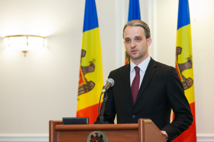 Eugen Sturza, despre militarii care rup iarba pe o strada din capitala: "Asa intelege guvernarea actuala profesionalizarea Armatei Nationale? Baietii nostri au venit in armata sa invete arta militariei si nu pentru a fi sclavi" - VIDEO Eugen Sturza, despre militarii care rup iarba pe o strada din capitala: "Asa intelege guvernarea actuala profesionalizarea Armatei Nationale? Baietii nostri au venit in armata sa invete arta militariei si nu pentru a fi sclavi" - VIDEO