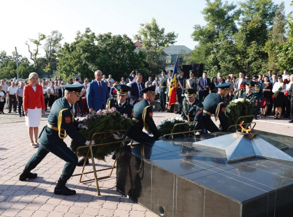 Sarbatoare mare la Comrat. Igor Dodon a participat la ceremonia organizata acolo cu ocazia eliberarii orasului de sub ocupatia fascista - VIDEO Sarbatoare mare la Comrat. Igor Dodon a participat la ceremonia organizata acolo cu ocazia eliberarii orasului de sub ocupatia fascista - VIDEO