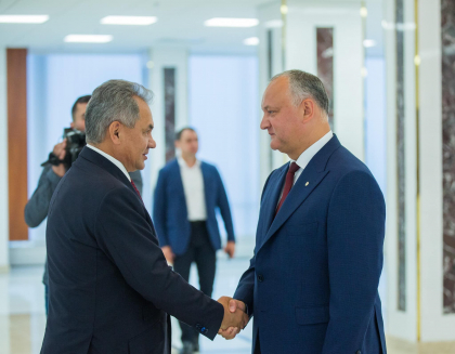 Ministrul Apararii din Rusia a ajuns la Chisinau si s-a intalnit cu Igor Dodon. Despre ce au discutat: "Rusia propune sa initieze procesul de utilizare a munitiilor stocate linga satul Colbasna in regiunea transnistreana" - GALERIE FOTO