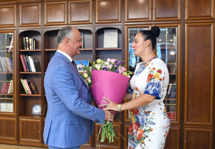 Inainte de concert, interpreta din Rusia, Elena Vaenga, a trecut pe la presedintie, unde Igor Dodon i-a oferit un buchet de flori: "I-am multumit artistei pentru faptul ca in aceasta zi importanta, ea va fi alaturi de noi" - GALERIE FOTO Inainte de concert, interpreta din Rusia, Elena Vaenga, a trecut pe la presedintie, unde Igor Dodon i-a oferit un buchet de flori: "I-am multumit artistei pentru faptul ca in aceasta zi importanta, ea va fi alaturi de noi" - GALERIE FOTO