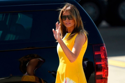 Reactia amuzanta a soldatilor francezi cand o vad pe Melania Trump in aeroport - FOTO