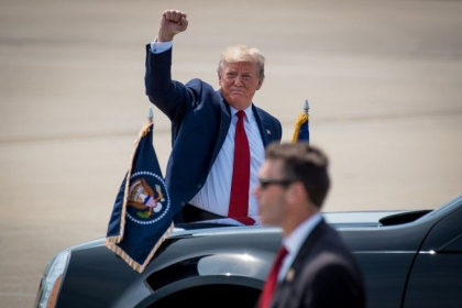 Trump a sugerat ca uraganele sa fie oprite cu bombe nucleare, pentru a proteja SUA Trump a sugerat ca uraganele sa fie oprite cu bombe nucleare, pentru a proteja SUA