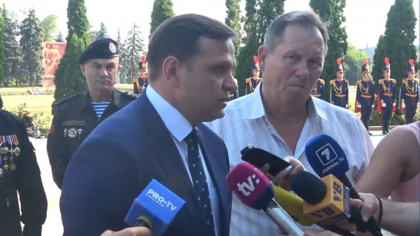 Un militar a lesinat la depunerea de flori de la complexul Memorial Eternitatea. Andrei Nastase: „Viata este asa cum este ea" Un militar a lesinat la depunerea de flori de la complexul Memorial Eternitatea. Andrei Nastase: „Viata este asa cum este ea"