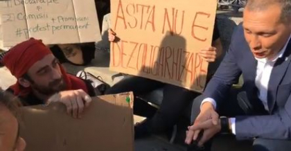 "E prea multa securitate, pentru o guvernare care spune ca e aproape de popor." De Ziua Independentei, OccupyGuguta i-a asteptat cu un protest pe oficiali la Monumentul lui Stefan cel Mare: "Asta nu e dezoligarhizare. Vrem un alt program de guvernare" - VIDEO "E prea multa securitate, pentru o guvernare care spune ca e aproape de popor." De Ziua Independentei, OccupyGuguta i-a asteptat cu un protest pe oficiali la Monumentul lui Stefan cel Mare: "Asta nu e dezoligarhizare. Vrem un alt program de guvernare" - VIDEO