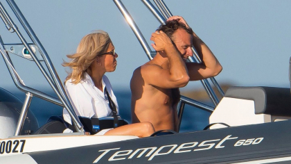 Emmanuel Macron si sotia, surprinsi de paparazzi la mare. Presedintele Frantei a impresionat cu forma sa fizica