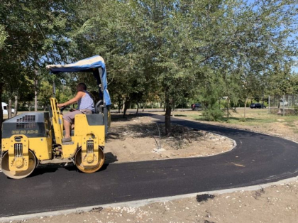Aleea pietonala adiacenta lacului de pe strada Albisoara a inceput sa fie asfaltata. Costul proiectului este de 230 mii lei - FOTO