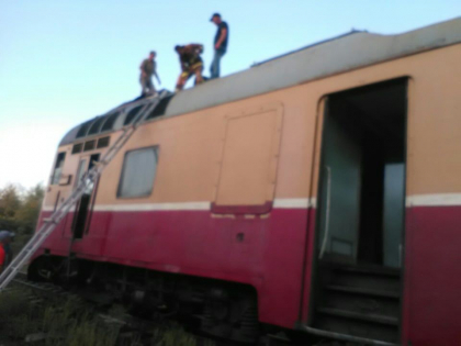 Trenul de pe ruta Balti-Ungheni, incarcat cu pasageri, a luat foc la Floresti.  Doua echipaje de pompieri au luptat cu flacarile - FOTO