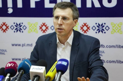 Dorin Chirtoaca, catre Maia Sandu si Vadim Brinzan: "Cine mai sunteti voi ACUM, dupa ce v-ati vazut cu Rothschild pe 10 si 12 august, dar ati tacut  si ati deschis gura numai dupa ce s-a aflat din alte surse"