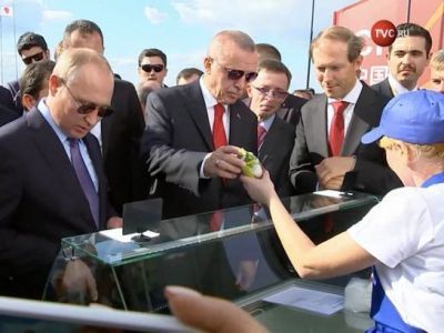 Cine este in realitatea femeia care ii vinde inghetata lui Putin. Rusii au demascat-o Cine este in realitatea femeia care ii vinde inghetata lui Putin. Rusii au demascat-o