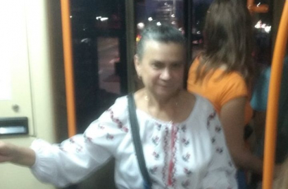 E sarbatoare si in troleibuz. Cum a fost surprinsa o taxatoare de Ziua Limbii Romane - GALERIE FOTO E sarbatoare si in troleibuz. Cum a fost surprinsa o taxatoare de Ziua Limbii Romane - GALERIE FOTO