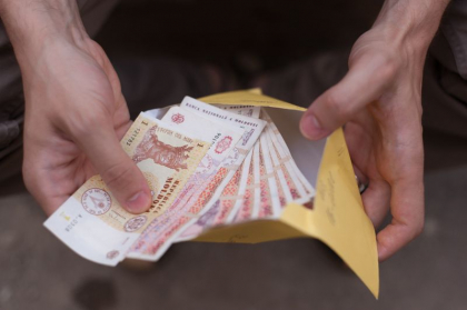 Scandal la o gradinita din Straseni. Un parinte este indignati dupa ce educatoarea a adunat de la fiecare cate 1000 de lei pentru reparatie si spune ca nu e suficient. Ceilalti parinti neaga acuzatiile: "Este o educatoare foarte buna" - FOTO Scandal la o gradinita din Straseni. Un parinte este indignati dupa ce educatoarea a adunat de la fiecare cate 1000 de lei pentru reparatie si spune ca nu e suficient. Ceilalti parinti neaga acuzatiile: "Este o educatoare foarte buna" - FOTO