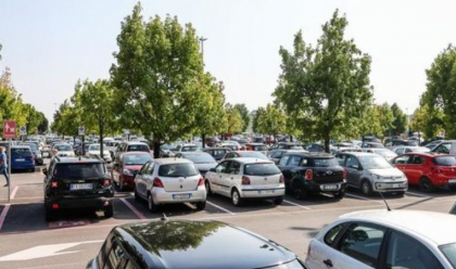 O moldoveanca stabilita in Italia si-a incuiat cei trei copii, dintre care unul de doar 6 luni, in masina lasata la soare si a plecat la cumparaturi: automobilul s-a transformat intr-un adevarat cuptor