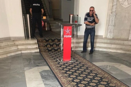 Dorin Chirtoaca: "PSRM in mod cinic si ilegal au bagat tribuna cu sigla PSRM in Primarie. Vom sesiza CEC si vom cere sanctionarea"