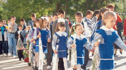Cu flori, fundite sau la cravata - elevii isi indreapta pasii spre un nou an scolar. Cineva pentru prima data, cu pasi inceti si nesiguri, iar altii sunt grabiti sa-si revada colegii 