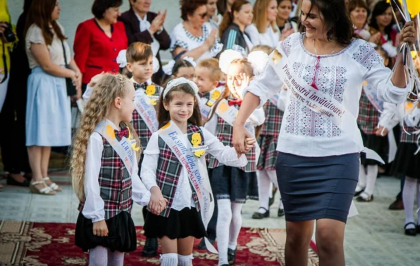 Anuntat in cautare internationala, Ilan Sor ii felicita pe elevi cu sarbatoarea primului sunet: „Fie ca fiecare copil din Moldova sa aiba posibilitatea sa frecventeze scoala” - FOTO Anuntat in cautare internationala, Ilan Sor ii felicita pe elevi cu sarbatoarea primului sunet: „Fie ca fiecare copil din Moldova sa aiba posibilitatea sa frecventeze scoala” - FOTO