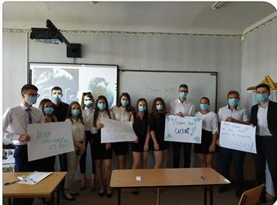 In semn de protest impotriva mirosului neplacut care provine de la raul Bic, elevii unui liceu din Anenii Noi au venit la sarbatoarea primului sunet cu masti pe fata - FOTO