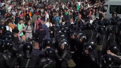 Protestatar, condamnat la inchisoare pentru ca a aruncat cu un cos de gunoi in politisti Protestatar, condamnat la inchisoare pentru ca a aruncat cu un cos de gunoi in politisti