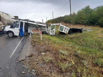 Doua persoane au ajuns la spital, dupa ce masinile in care se aflau s-au ciocnit violent. Politia: unul dintre soferi a urcat beat la volan Doua persoane au ajuns la spital, dupa ce masinile in care se aflau s-au ciocnit violent. Politia: unul dintre soferi a urcat beat la volan