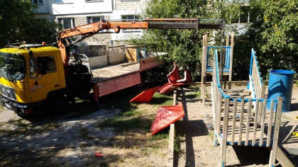 Scandal intr-o curte de la Posta Veche. Mai multi vecini s-au luat la cearta, dupa ce terenul de joaca a fost demontat din cauza unor batrane care se plang ca copiii fac galagie. Localnicii sunt revoltati - GALERIE FOTO