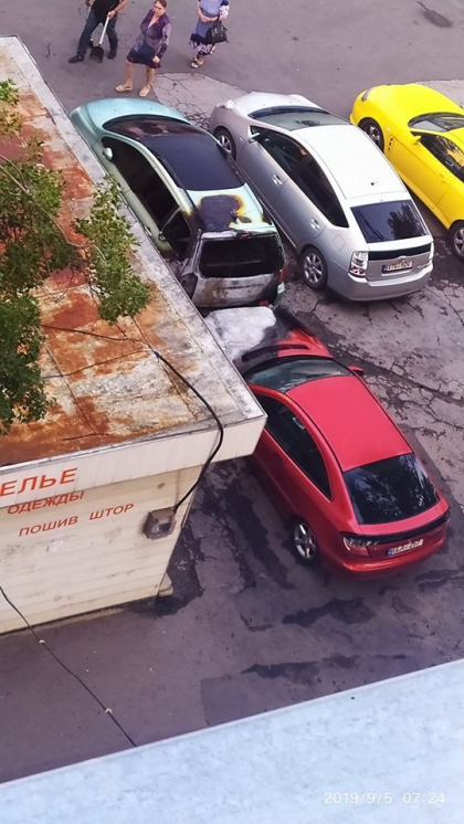 Doua masini, distruse in totalitate de flacari pe o strada din capitala - FOTO