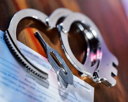 Doi inspectori fiscali din Glodeni au fost retinuti in flagrant, dupa ce au primit 2 mii de lei mita, in cadrul unui control, sub pretextul ca pot aplica o amenda mai blanda pentru incalcarile fiscale depistate Doi inspectori fiscali din Glodeni au fost retinuti in flagrant, dupa ce au primit 2 mii de lei mita, in cadrul unui control, sub pretextul ca pot aplica o amenda mai blanda pentru incalcarile fiscale depistate