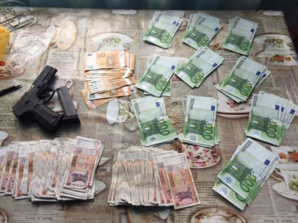 Au spart usa unei case si au furat de acolo 60 de mii de euro, pistoale si bijuterii valoroase, la Floresti. Unul dintre suspecti, retinut pe urme fierbinti - VIDEO Au spart usa unei case si au furat de acolo 60 de mii de euro, pistoale si bijuterii valoroase, la Floresti. Unul dintre suspecti, retinut pe urme fierbinti - VIDEO