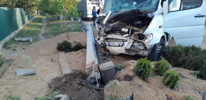 Un barbat din Causeni, transportat de urgenta la spital dupa ce microbuzul pe care-l conducea s-a izbit violent de un copac de pe marginea drumului, iar apoi a ricosat si a ajuns intr-un pilon. Soferul ar fi urcat beat la volan. Vehiculul, facut zob - FOTO Un barbat din Causeni, transportat de urgenta la spital dupa ce microbuzul pe care-l conducea s-a izbit violent de un copac de pe marginea drumului, iar apoi a ricosat si a ajuns intr-un pilon. Soferul ar fi urcat beat la volan. Vehiculul, facut zob - FOTO