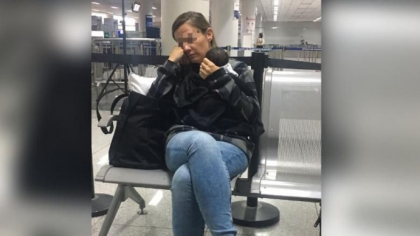 O femeie a incercat sa urce in avion cu un bebelus ascuns in bagajul de mana O femeie a incercat sa urce in avion cu un bebelus ascuns in bagajul de mana