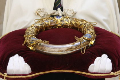 Coroana de spini a lui Iisus, salvata in mod miraculos din incendiul de la Notre Dame. Ce se intampla acum cu ea Coroana de spini a lui Iisus, salvata in mod miraculos din incendiul de la Notre Dame. Ce se intampla acum cu ea