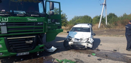 La un pas de tragedie. O familie cu trei copii s-a ales cu cateva leziuni si o sperietura zdravana, dupa ce a intrat cu masina intr-un TIR la Straseni - FOTO