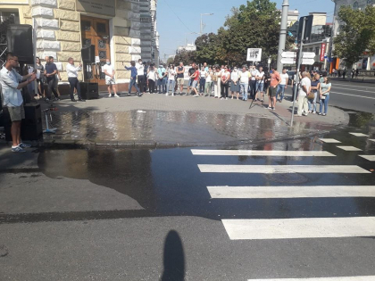 Protest cu apa puturoasa, adusa din raul Bic, in fata primariei. Oamenii au varsat apa murdara chiar in fata institutiei - GALERIE FOTO Protest cu apa puturoasa, adusa din raul Bic, in fata primariei. Oamenii au varsat apa murdara chiar in fata institutiei - GALERIE FOTO